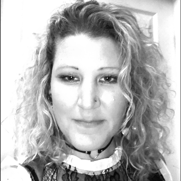 Meet your Posher, Nicole - Picture 2 of 8